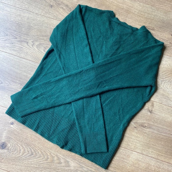 CB Design Emerald Green Button-Front Cardigan, Size M – Ribbed Trim Details - Picture 5 of 6